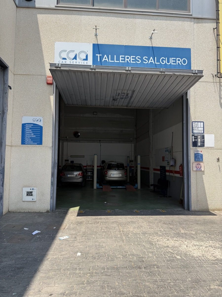 Fachada de Talleres Salguero en Dos Hermanas (Sevilla)