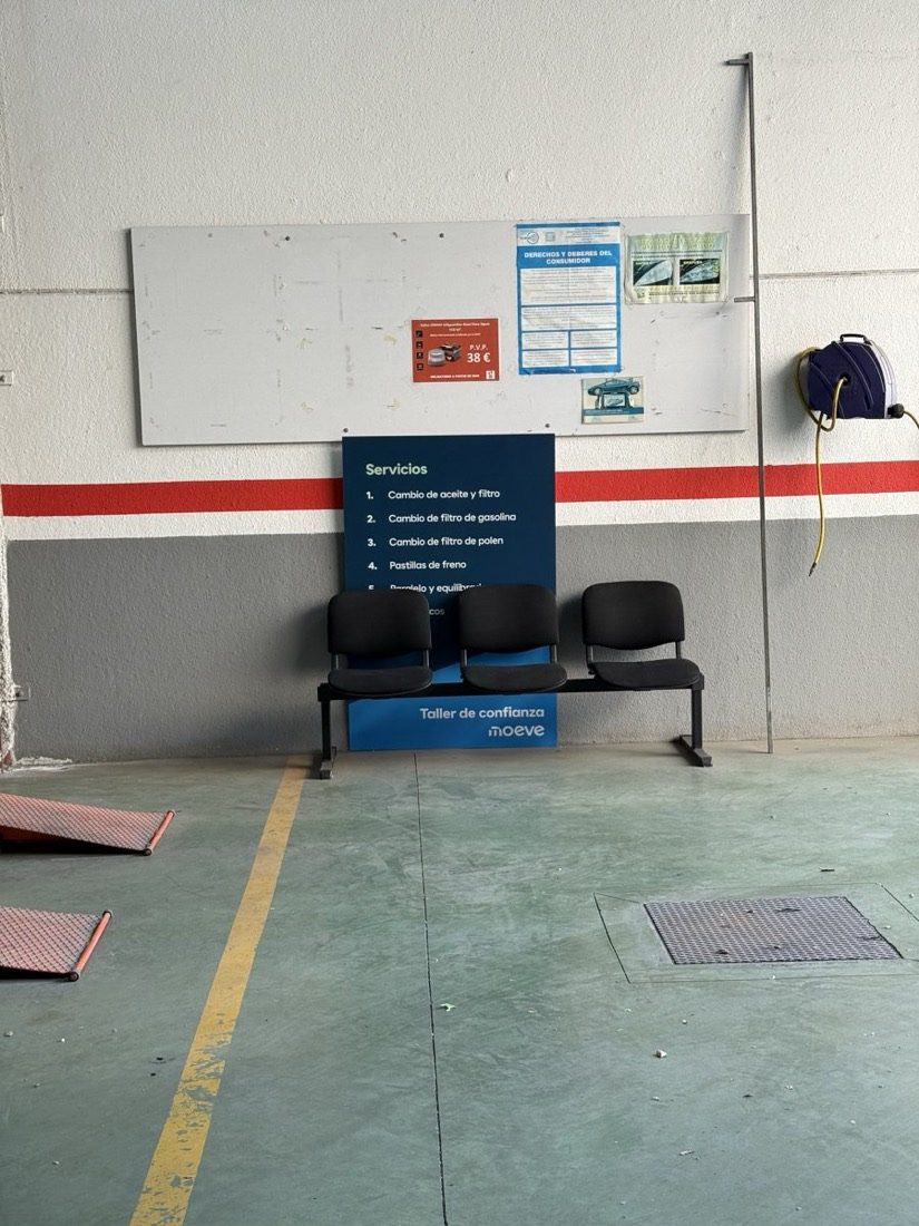 Zona de espera para clientes en Talleres Salguero