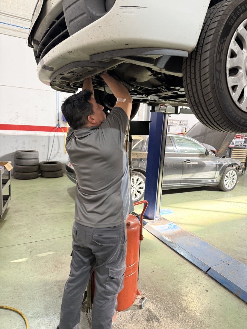 Mecánica general del automóvil en elevador — Talleres Salguero, Dos Hermanas